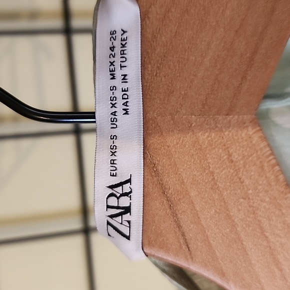 EUC ✅️ Polka Dot Blouse - Picture 4 of 6